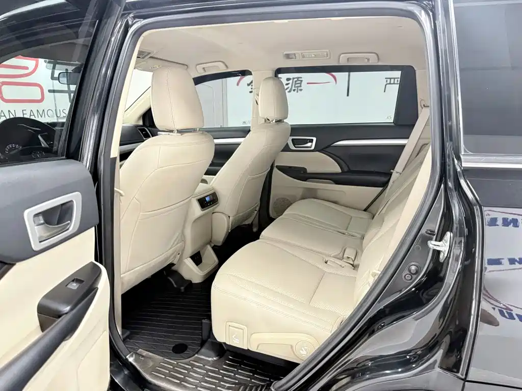 Toyota Highlander — фото 10