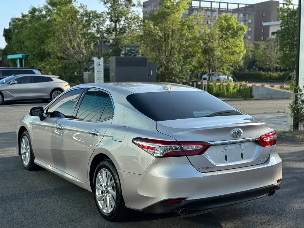 Toyota Camry — фото 4