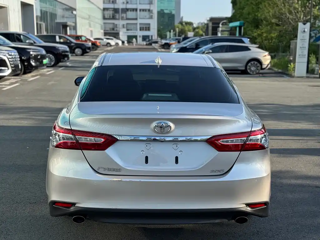 Toyota Camry — фото 5