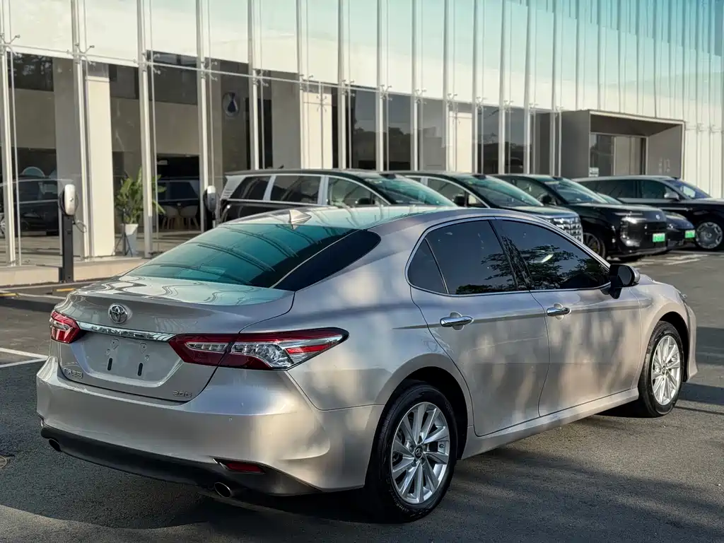 Toyota Camry — фото 6