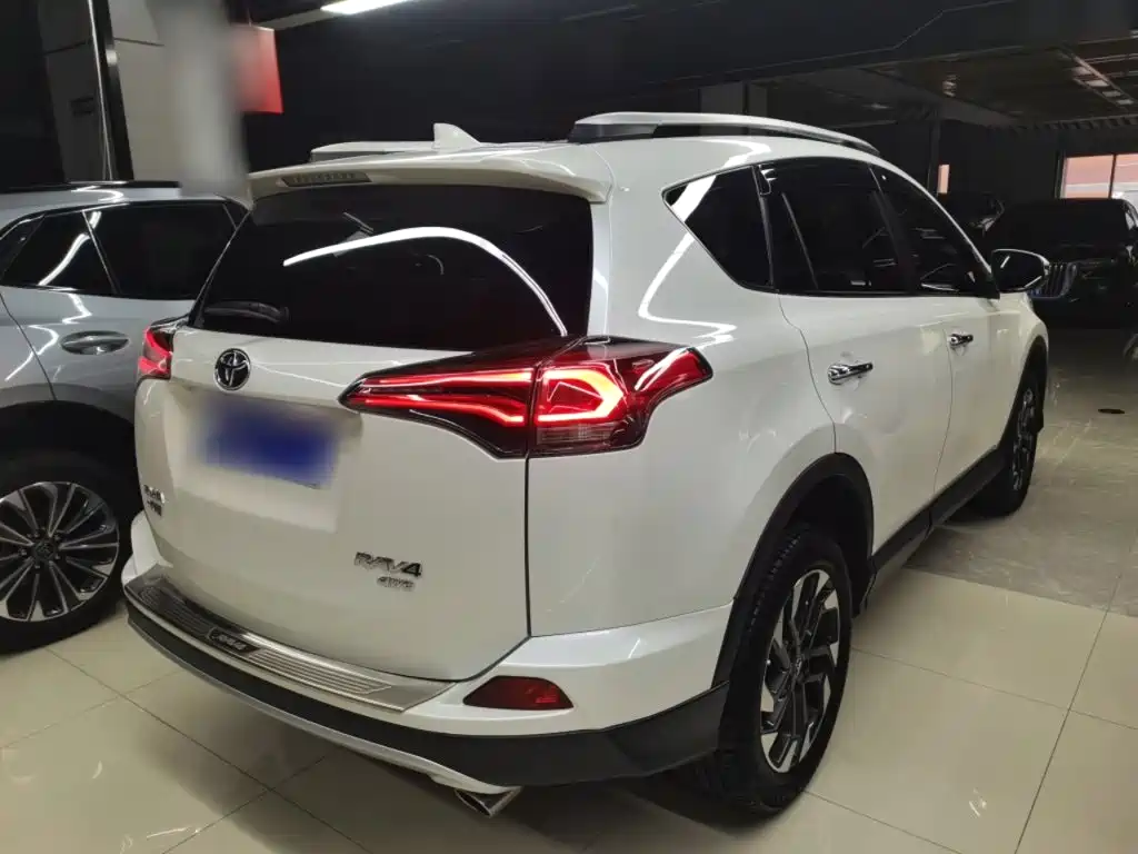 Toyota RAV4 — фото 5