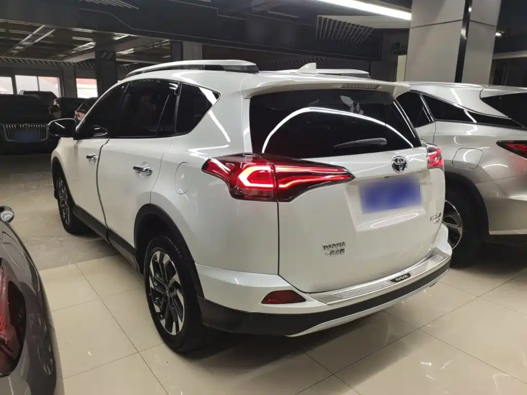 Toyota RAV4 — фото 7