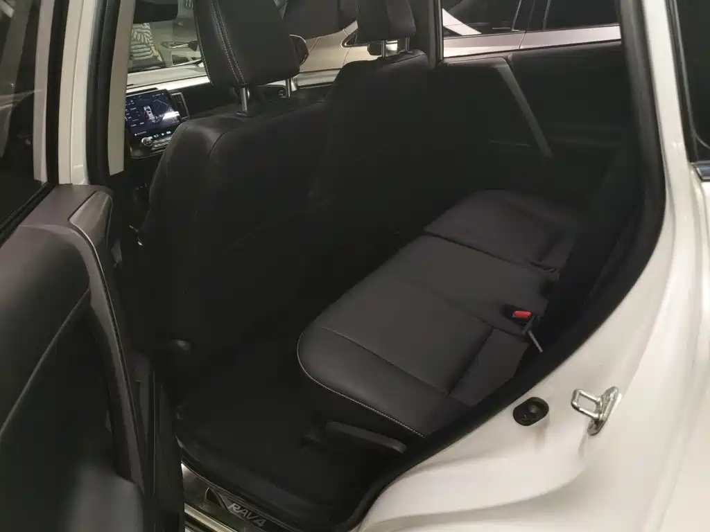 Toyota RAV4 — фото 9