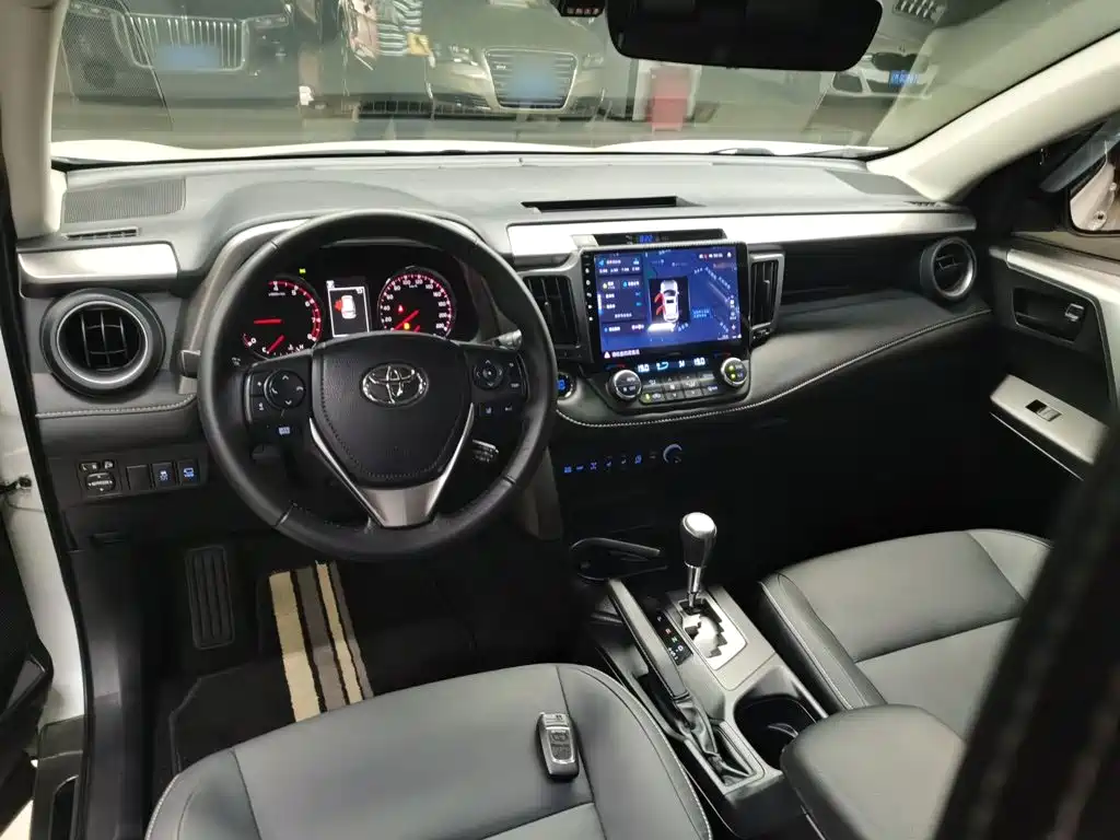 Toyota RAV4 — фото 10