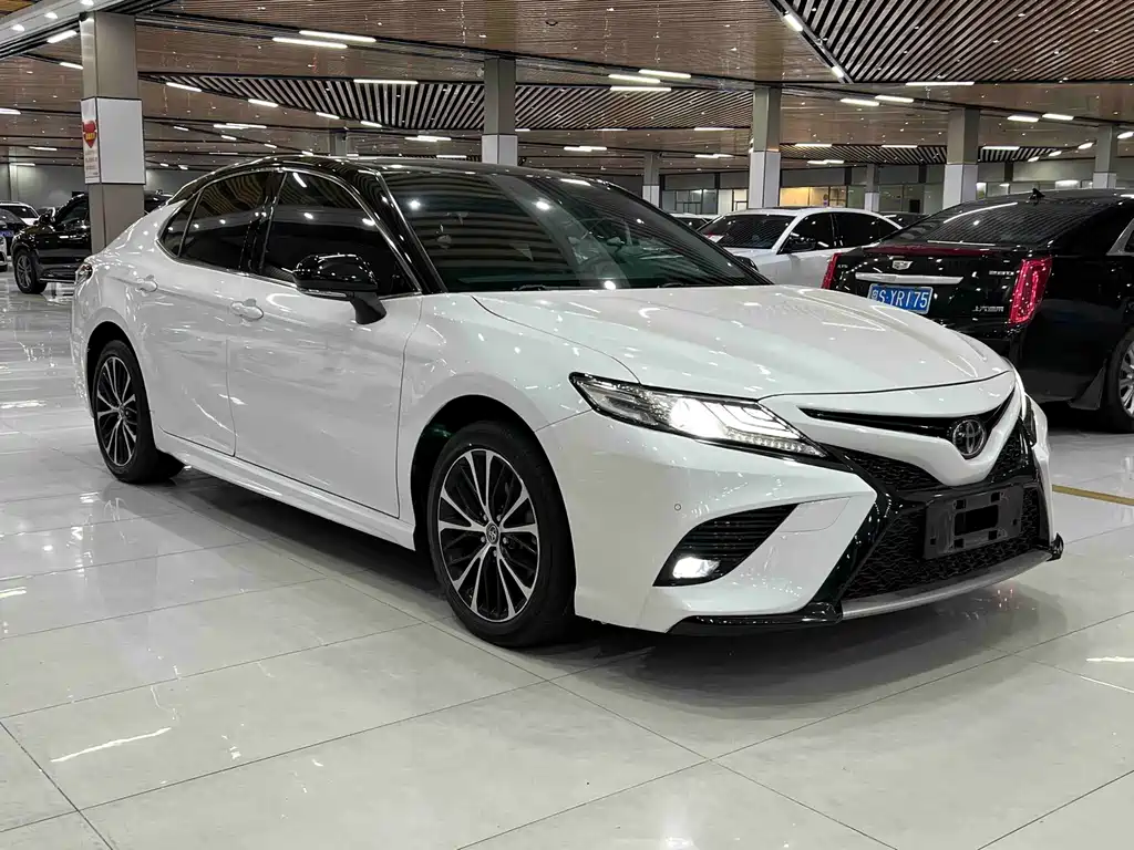 Toyota Camry — фото 3