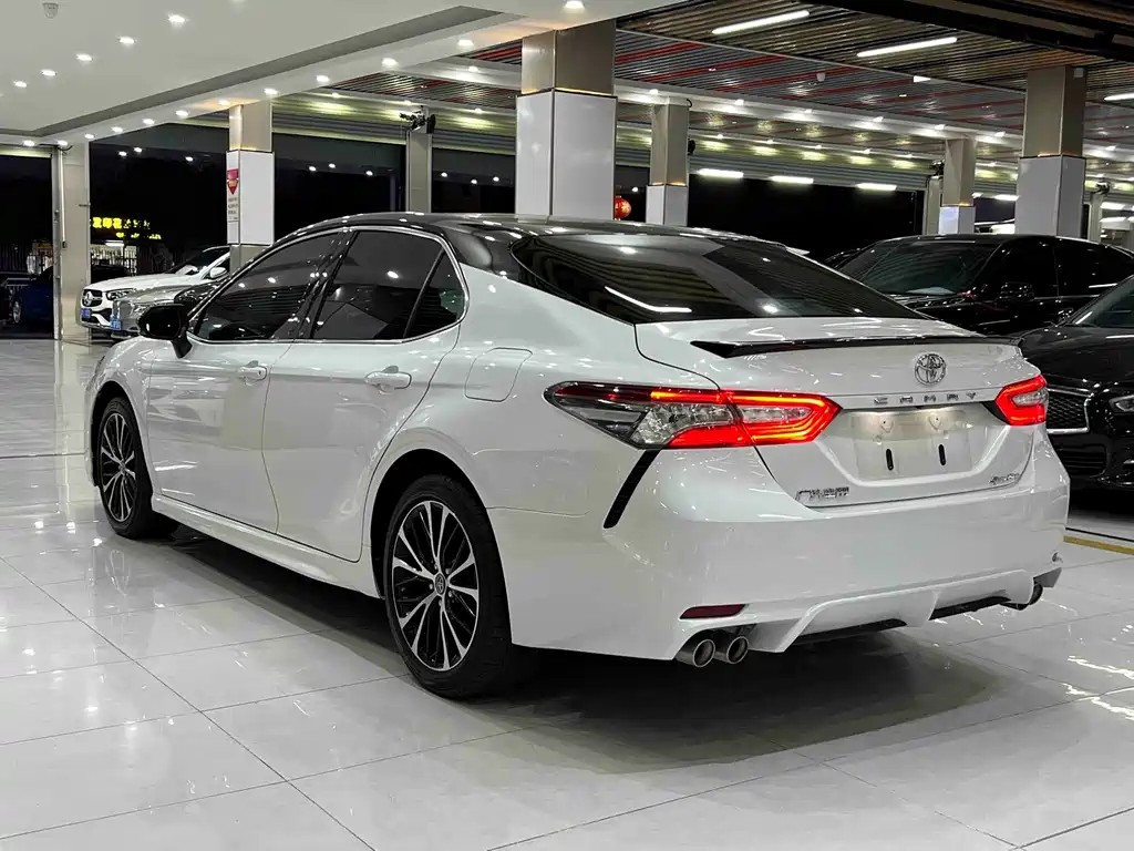 Toyota Camry — фото 4