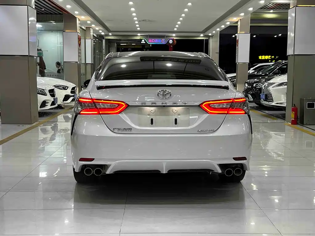 Toyota Camry — фото 5