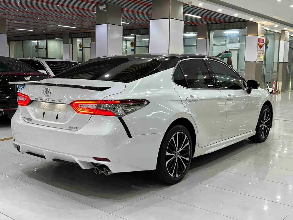 Toyota Camry — фото 6