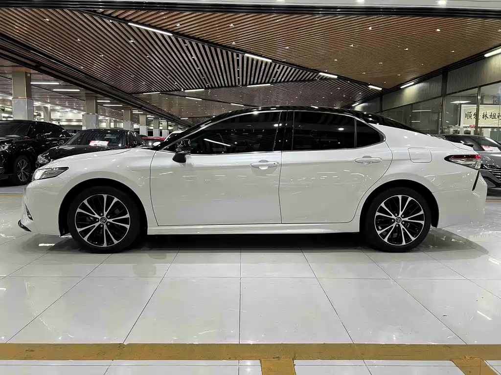 Toyota Camry — фото 7