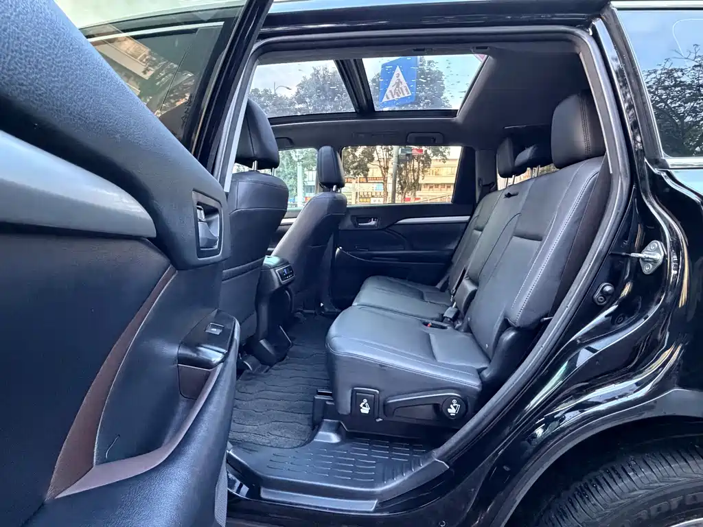 Toyota Highlander — фото 11