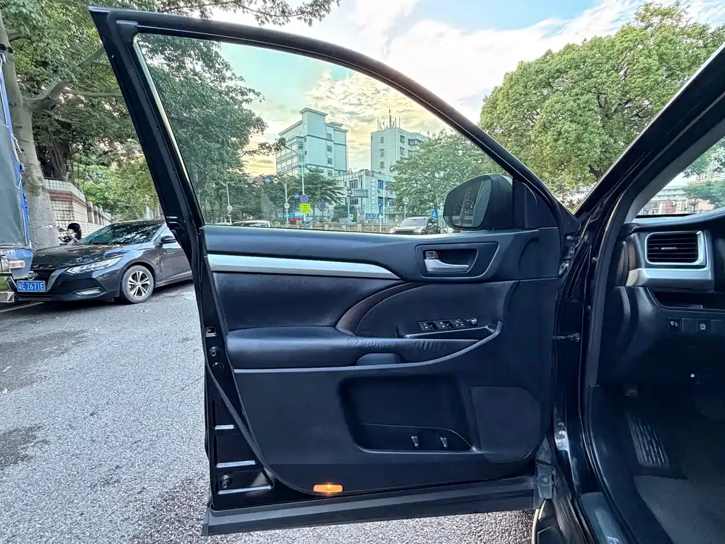Toyota Highlander — фото 14
