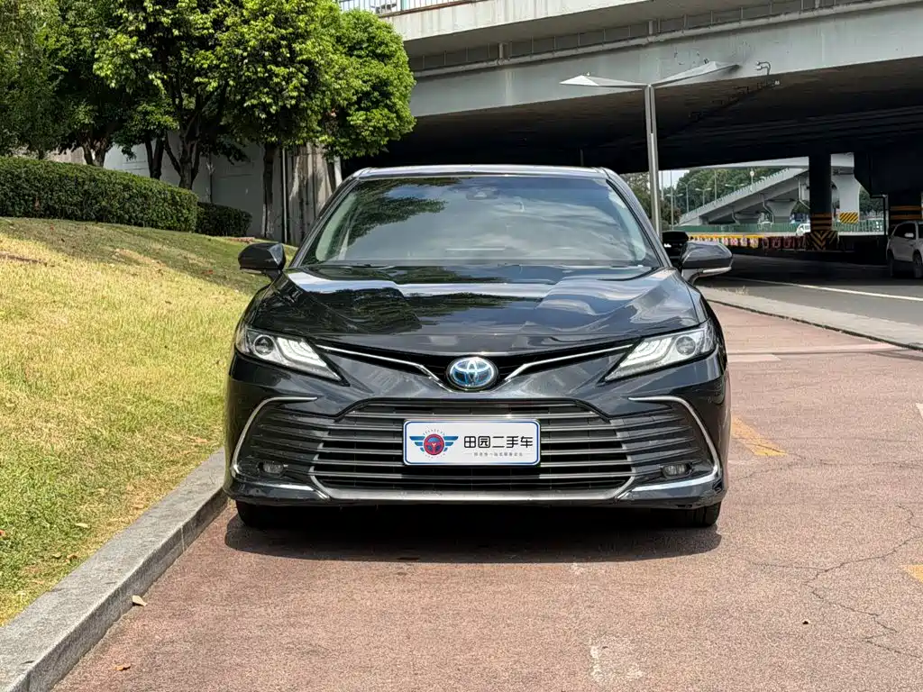 Toyota Camry — фото 2
