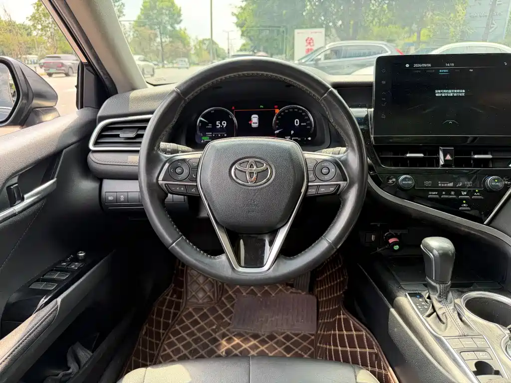 Toyota Camry — фото 14