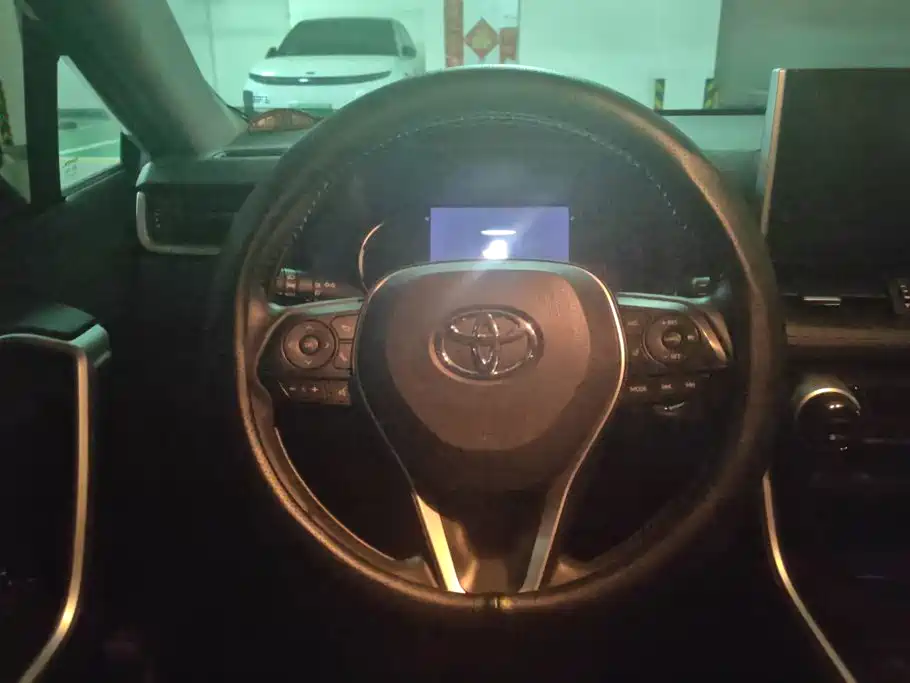 Toyota RAV4 — фото 15