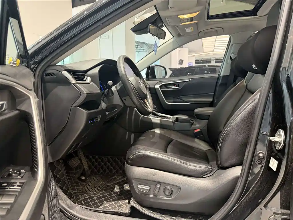 Toyota RAV4 — фото 4