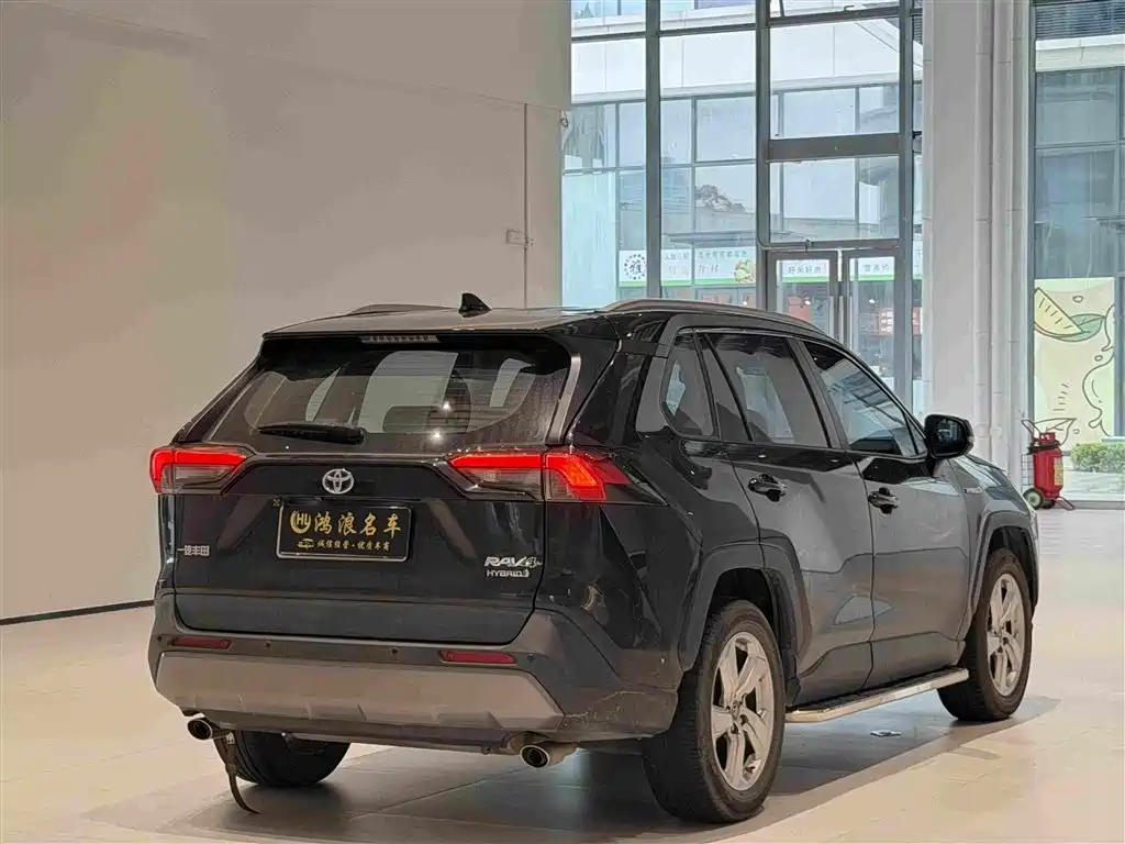 Toyota RAV4 — фото 8