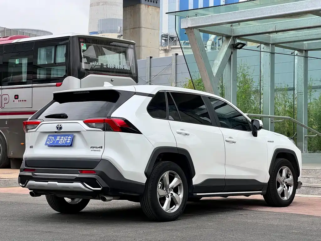 Toyota RAV4 — фото 4