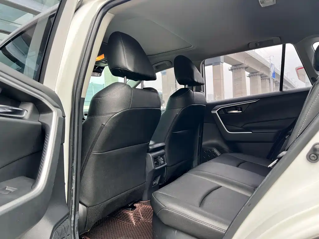 Toyota RAV4 — фото 9