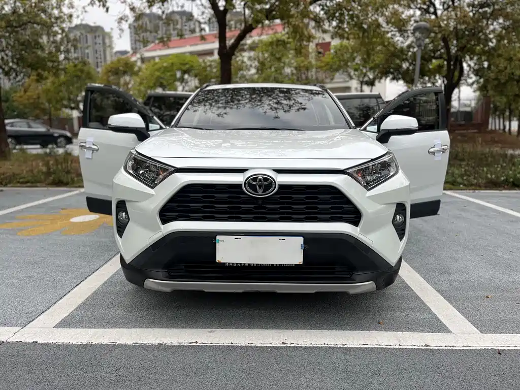 Toyota RAV4 — фото 2