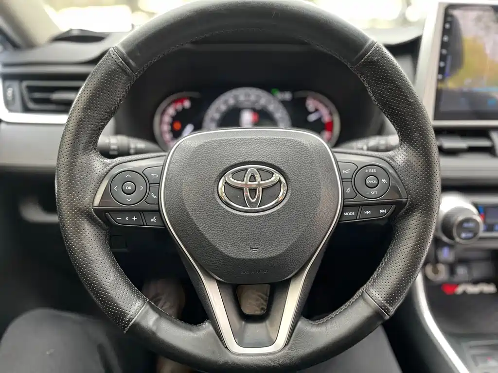 Toyota RAV4 — фото 11