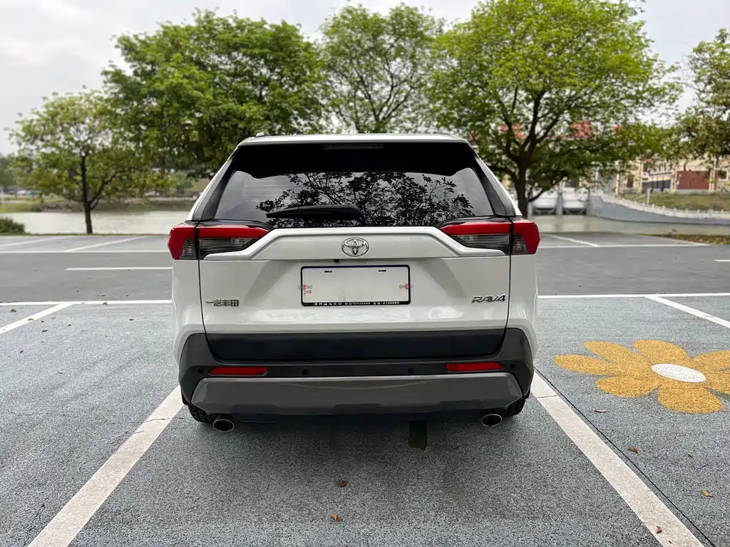 Toyota RAV4 — фото 15