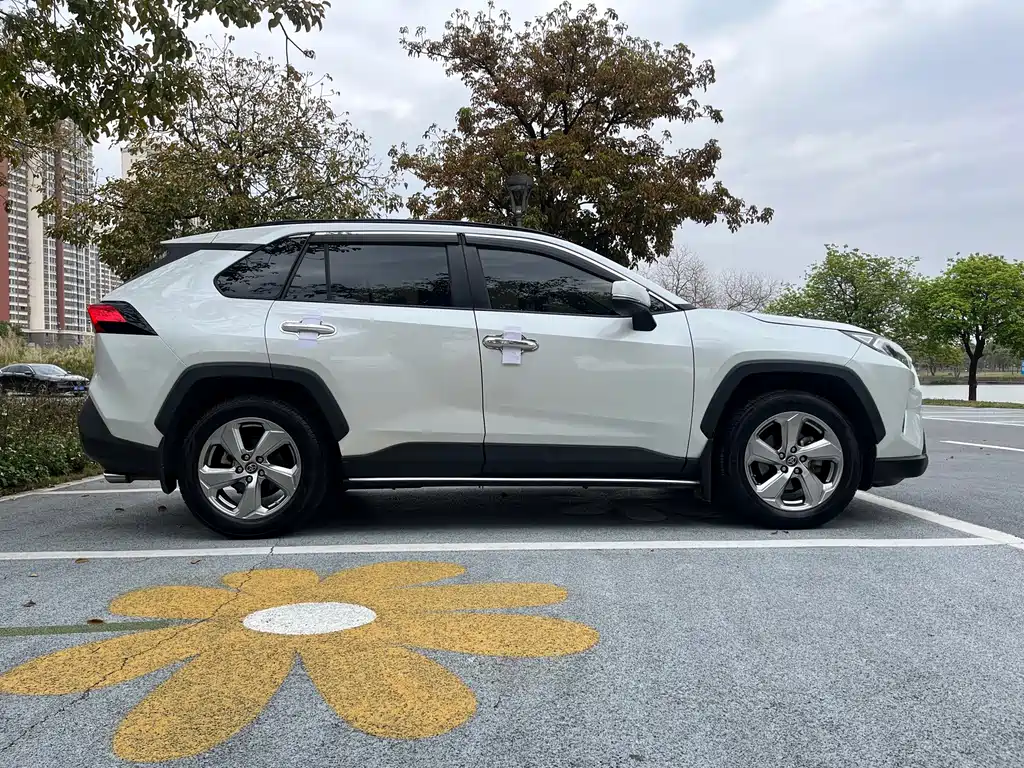 Toyota RAV4 — фото 7