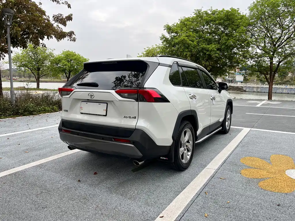 Toyota RAV4 — фото 8