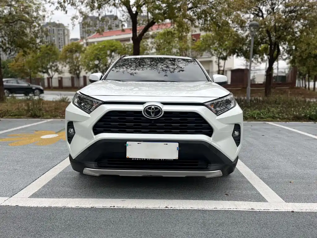 Toyota RAV4 — фото 10