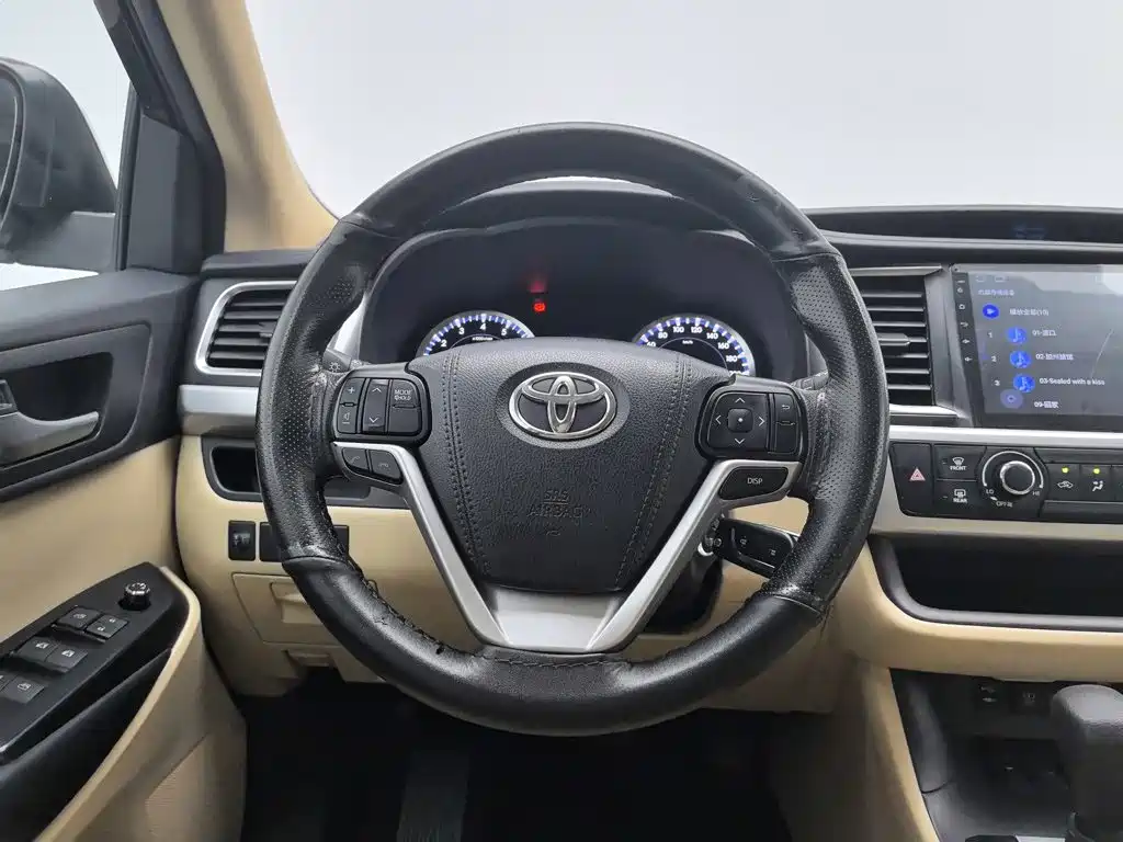 Toyota Highlander — фото 11