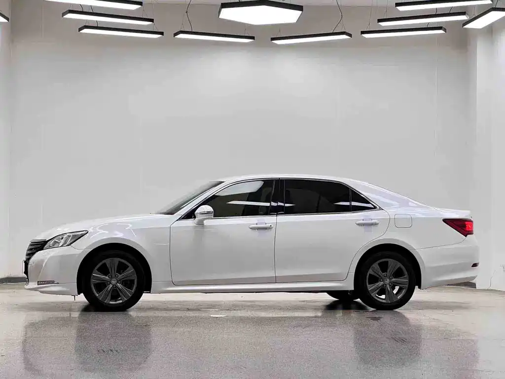 Toyota Crown — фото 11