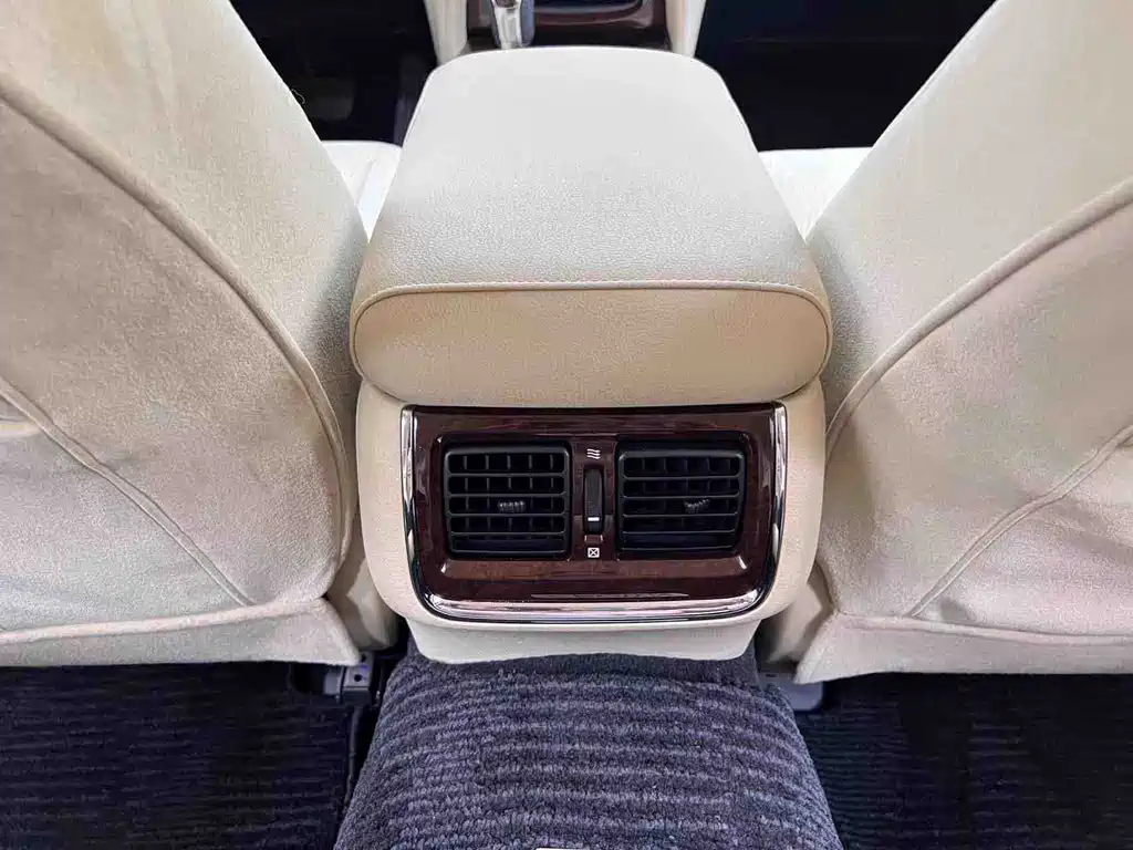 Toyota Crown — фото 13
