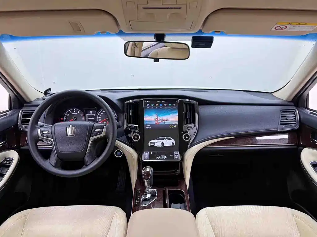 Toyota Crown — фото 15