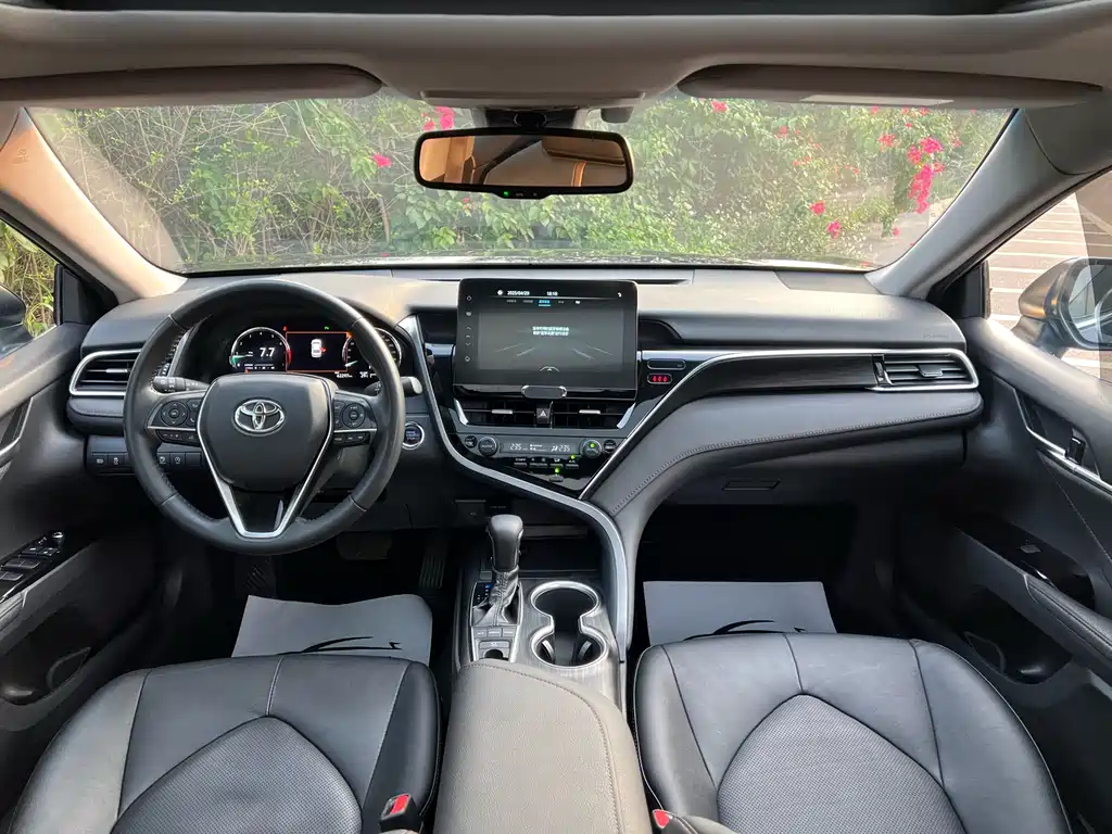 Toyota Camry — фото 13