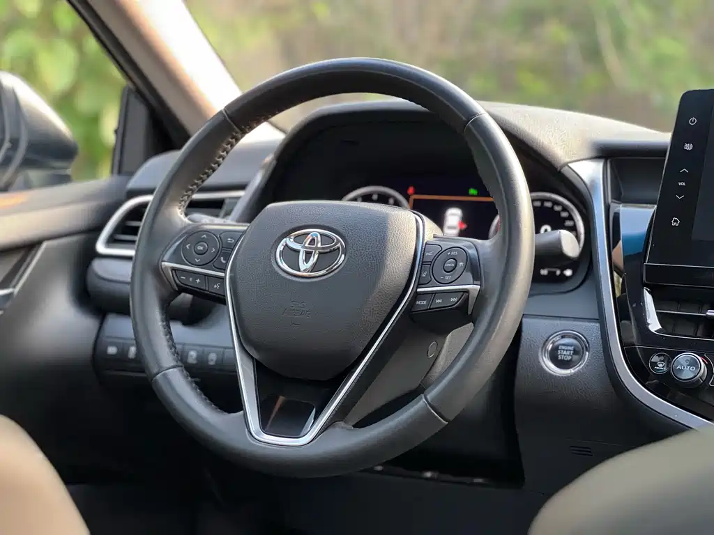 Toyota Camry — фото 15