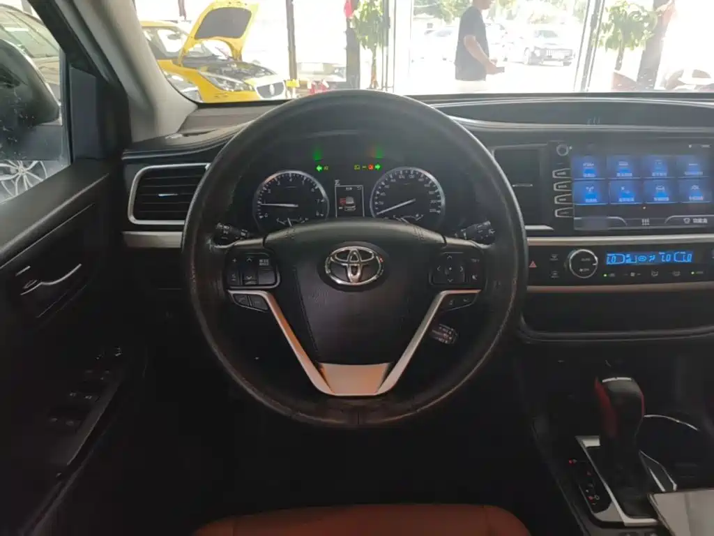 Toyota Highlander — фото 11