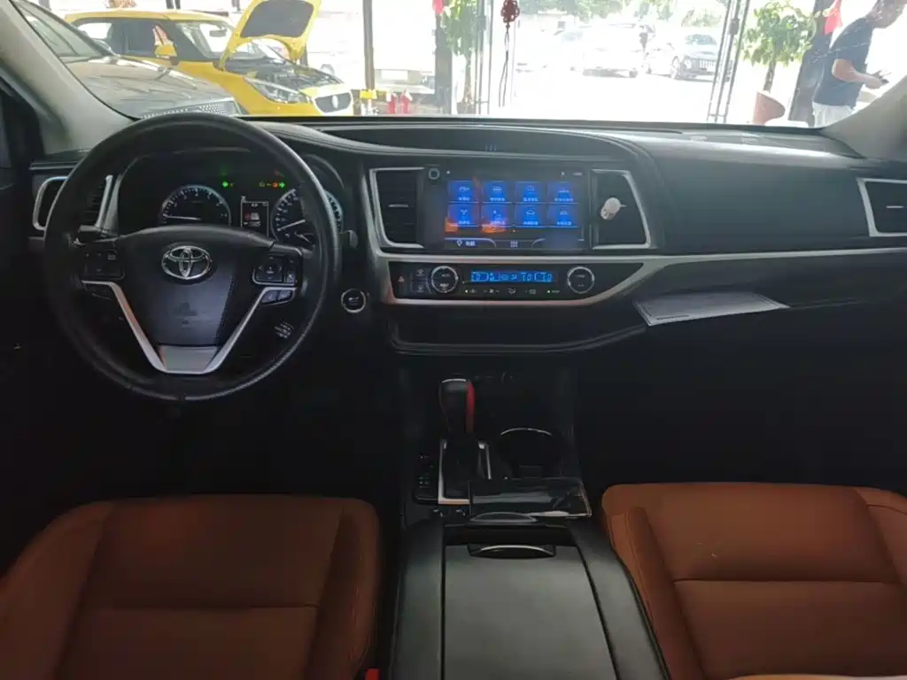 Toyota Highlander — фото 10