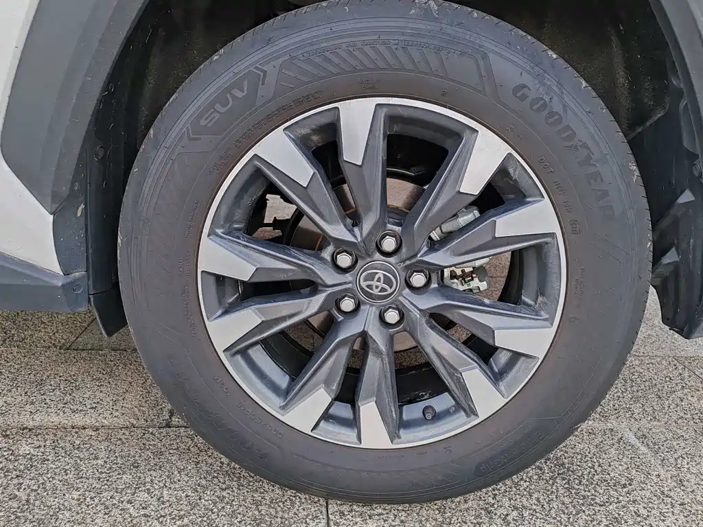 Toyota RAV4 — фото 10