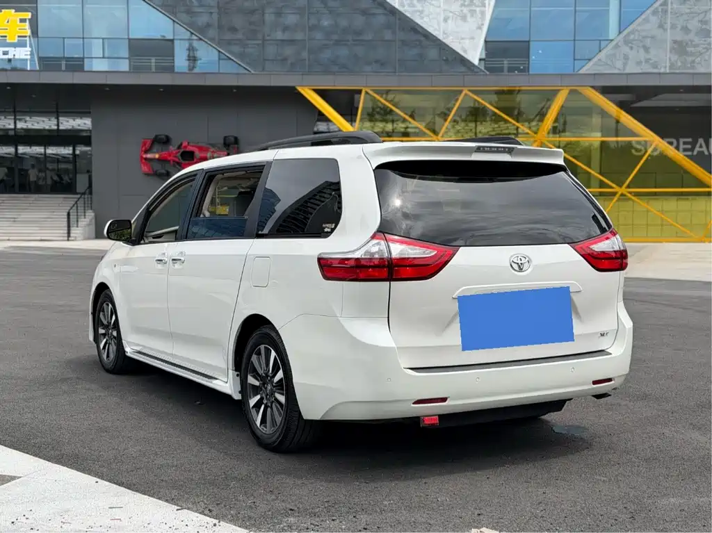 Toyota Sienna — фото 4