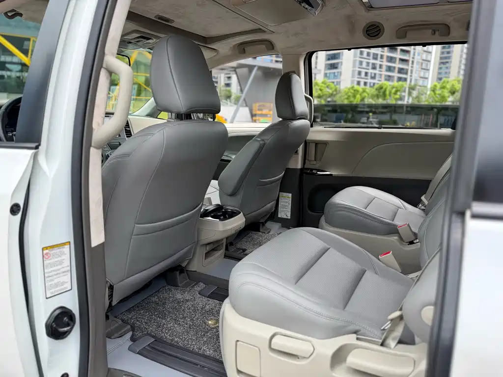 Toyota Sienna — фото 8