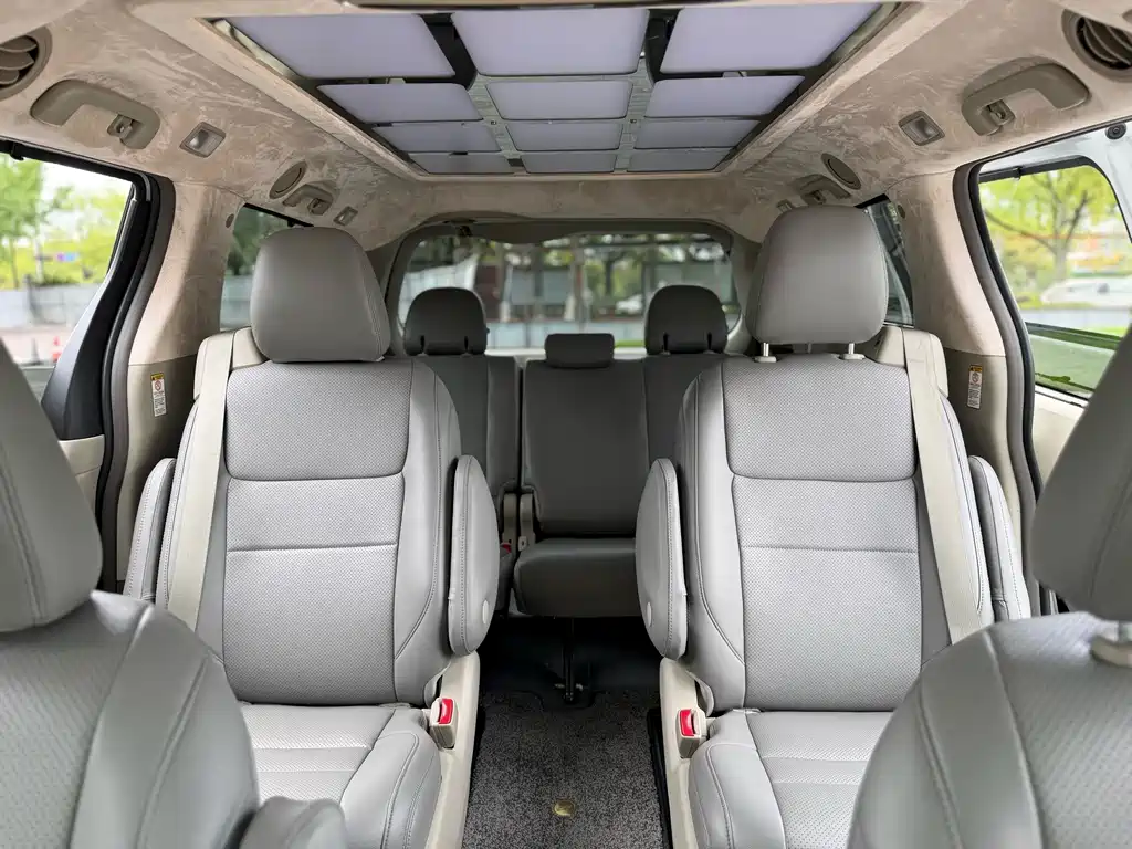 Toyota Sienna — фото 9