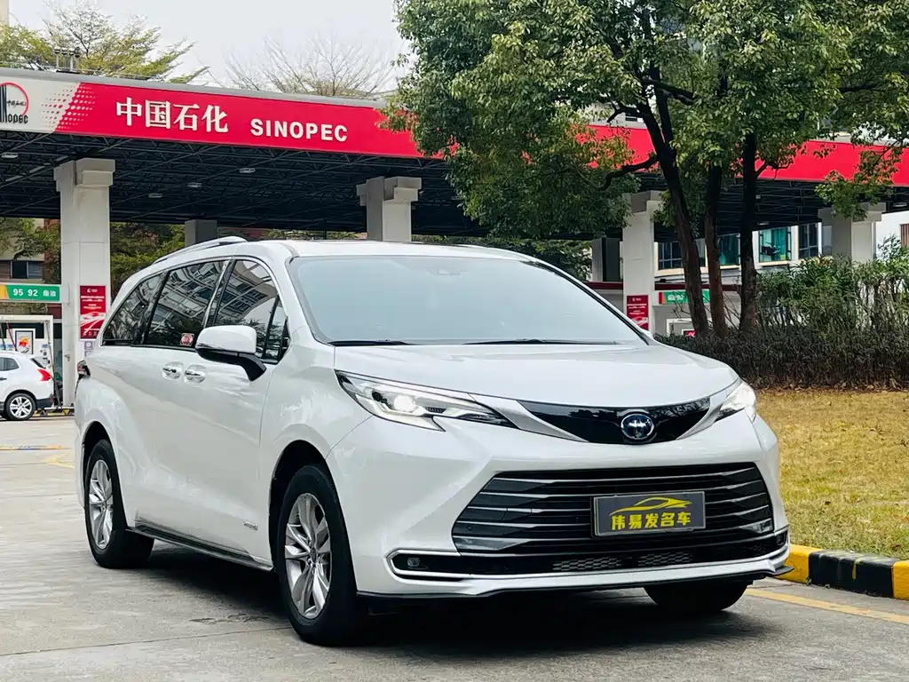 Toyota Sienna — фото 2