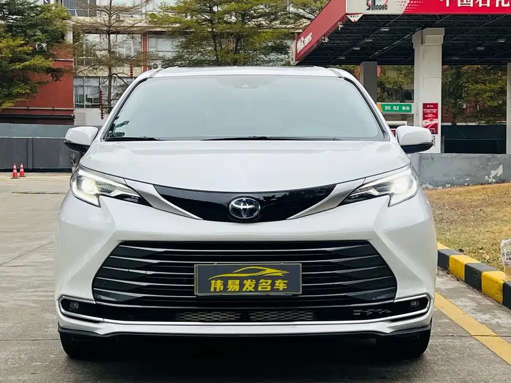 Toyota Sienna — фото 3