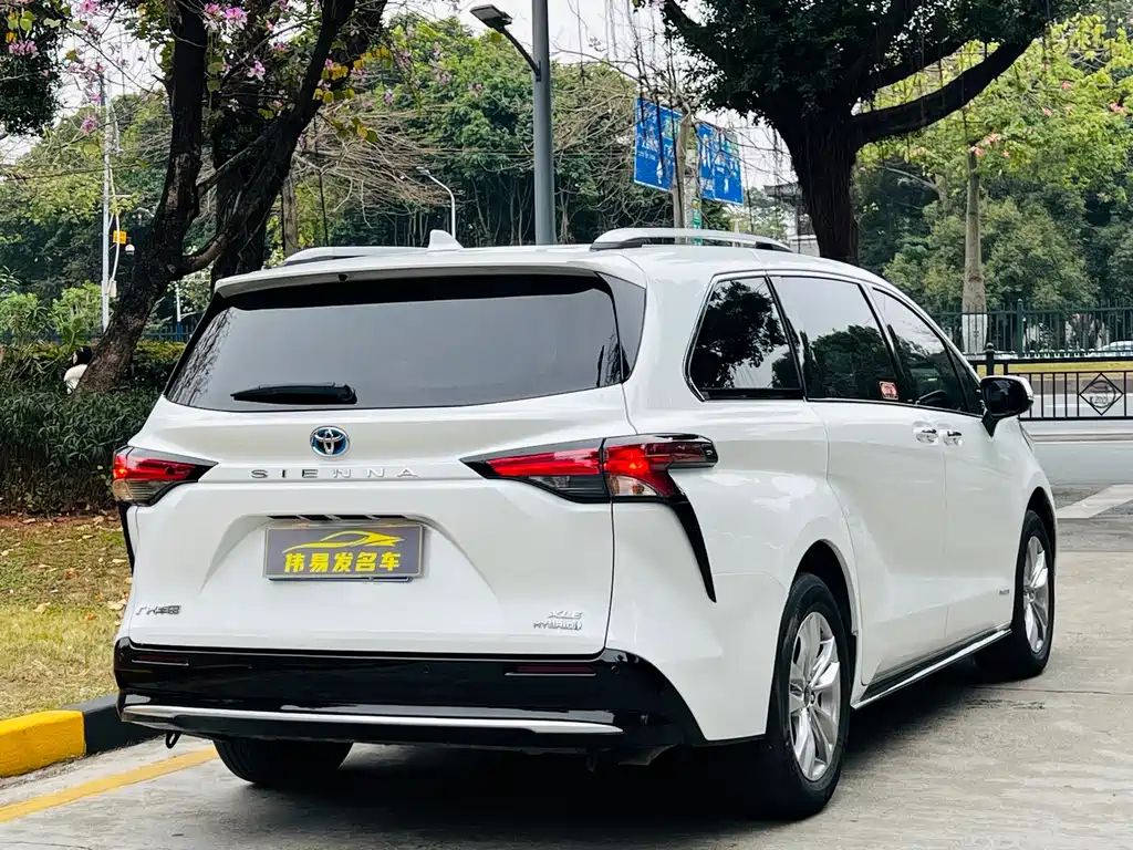 Toyota Sienna — фото 4
