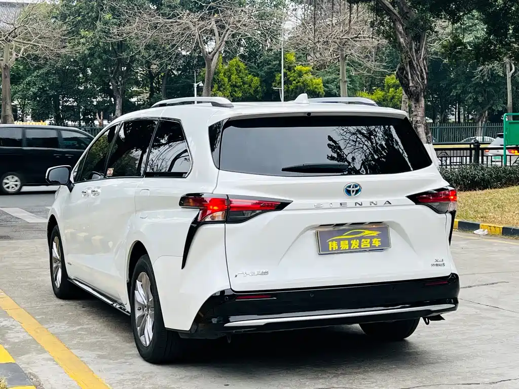 Toyota Sienna — фото 6