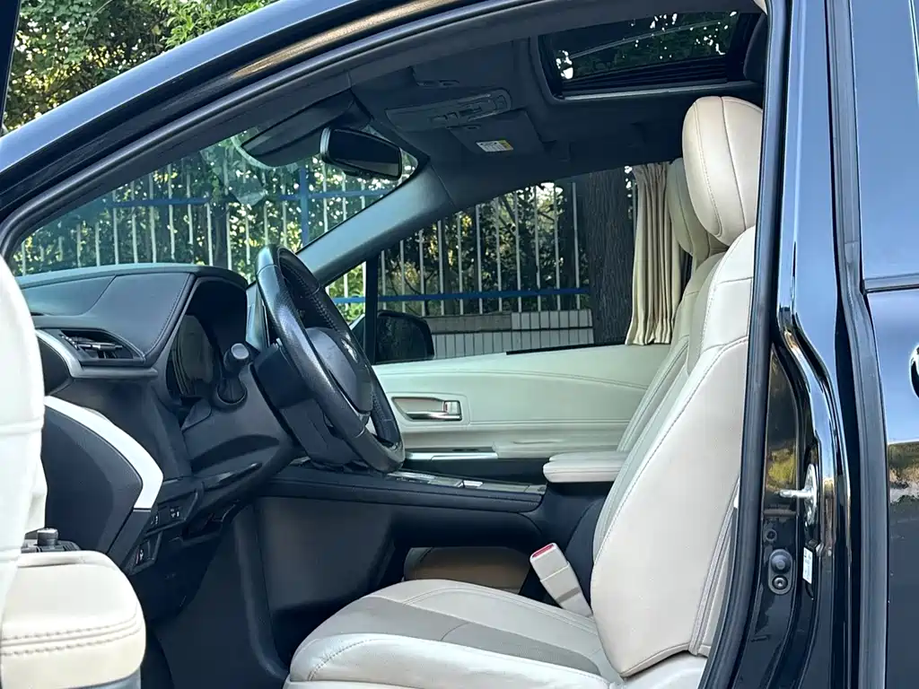 Toyota Sienna — фото 11