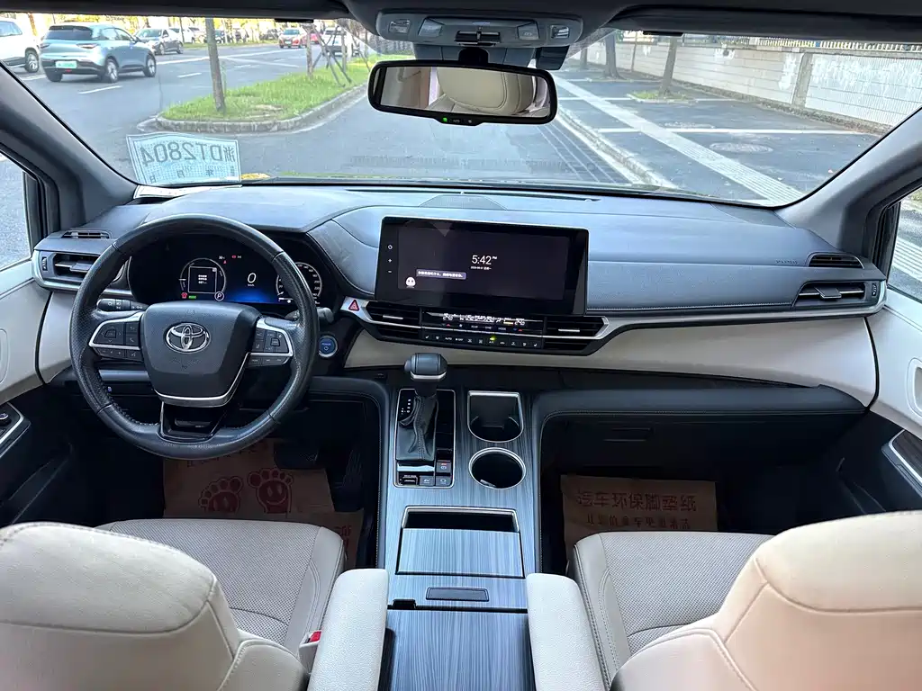 Toyota Sienna — фото 14