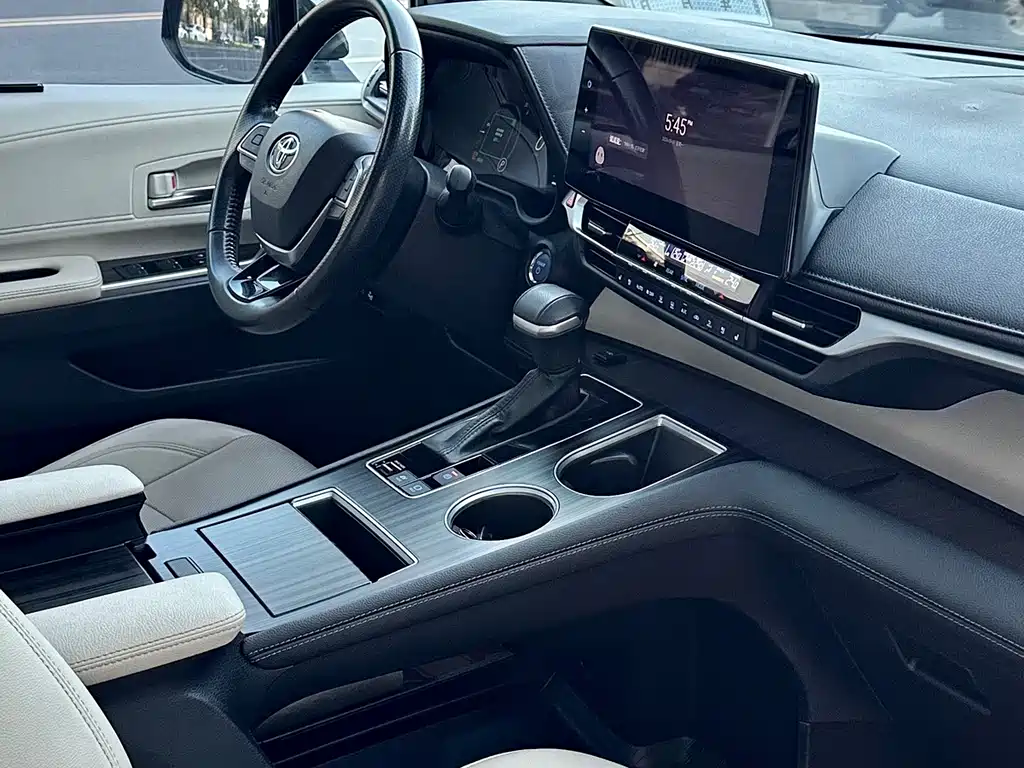 Toyota Sienna — фото 18