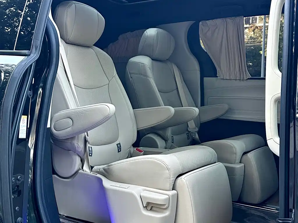 Toyota Sienna — фото 19