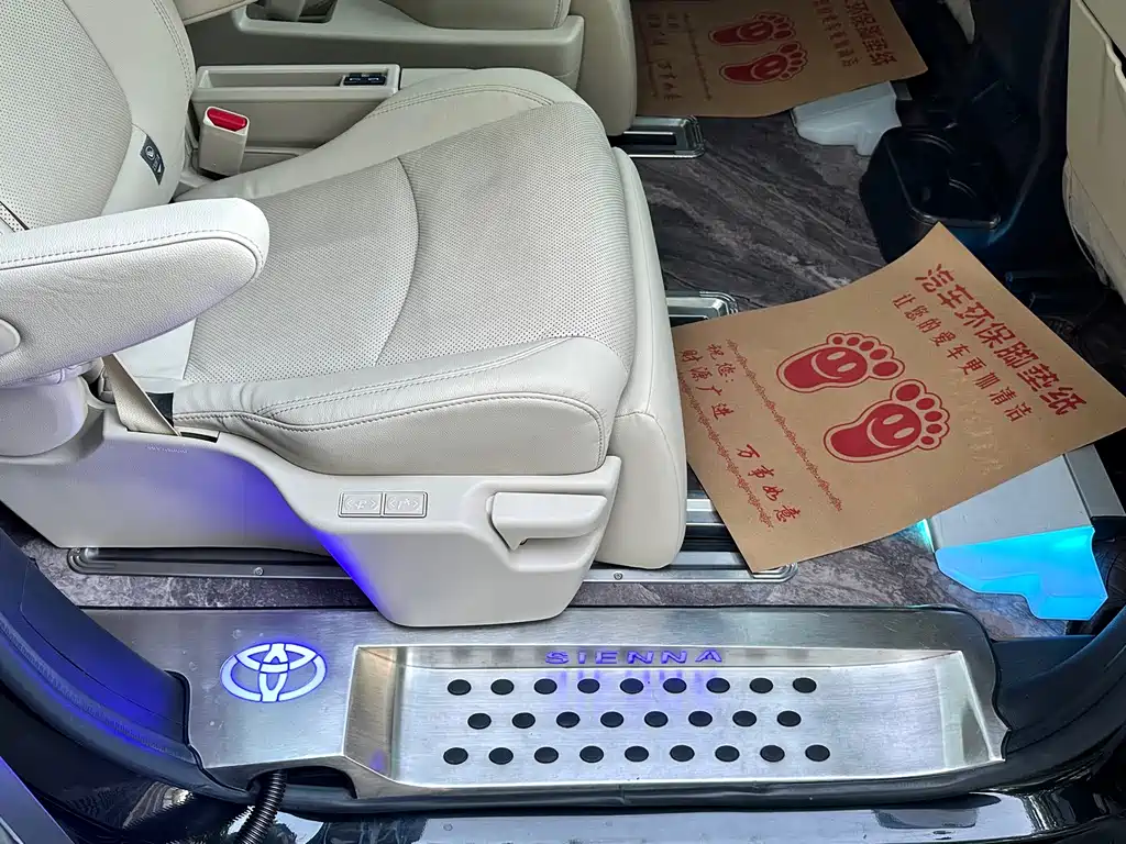 Toyota Sienna — фото 20