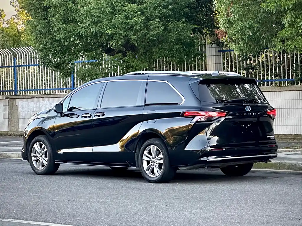 Toyota Sienna — фото 3
